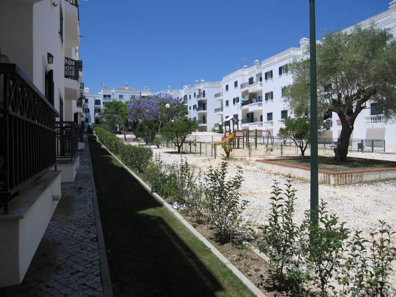 EAST-WEST-ALGARVE.COM.OUR APARTMENT COURTYARD