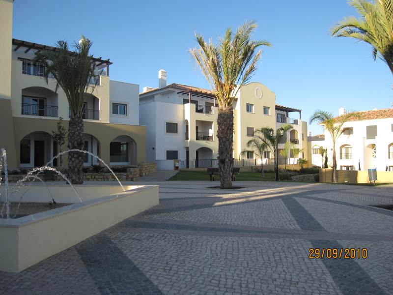 www.east-west-algarve.com Palms on the square at Conceicao de Tavira