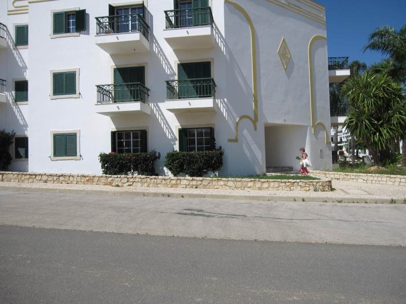 TWO BEDROOM APARTMENT.www.east-west-algarve.com